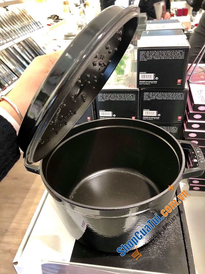 NỒI GANG ĐÚC STAUB ĐEN HUYỀN BÍ 24 CM-DÁNG CAO