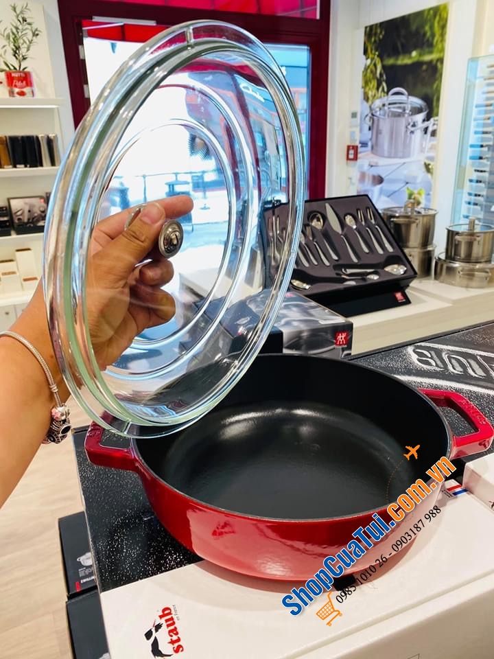CHẢO NỒI NẮP THUỶ TINH STAUB 24 CM ĐỎ CHERRY.