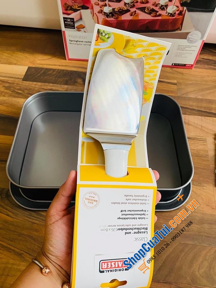 KHUÔN BÁNH CHỐNG DÍNH ĐẾ RỜI KAISER - MADE IN GERMANY - TẶNG KÈM CÂY CHÀ LÁNG VÀ CÔNG THỨC ( tiếng Anh)