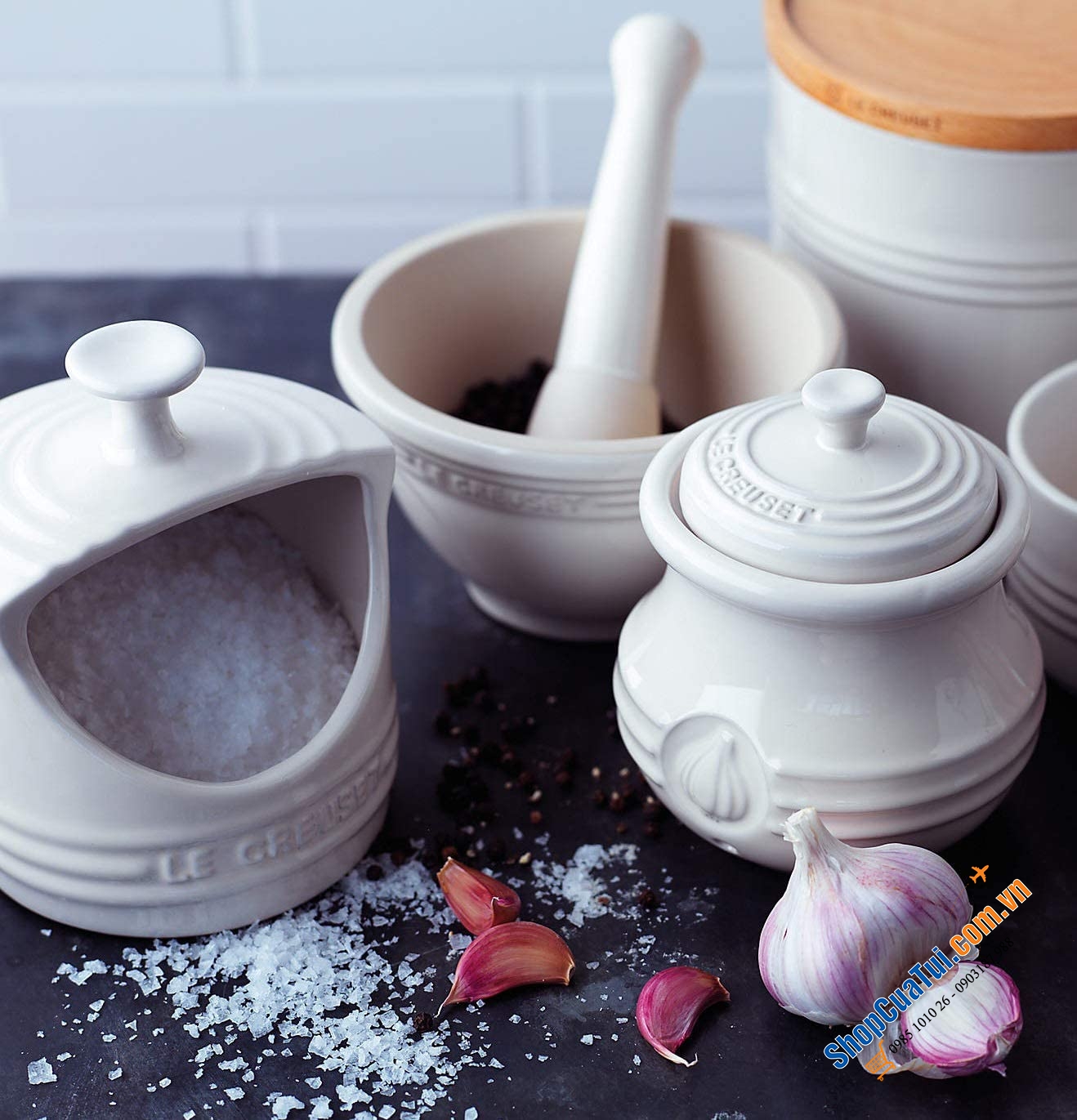 HŨ ĐỰNG TỎI LE CREUSET MÀU KEM - MÀU ĐỎ.