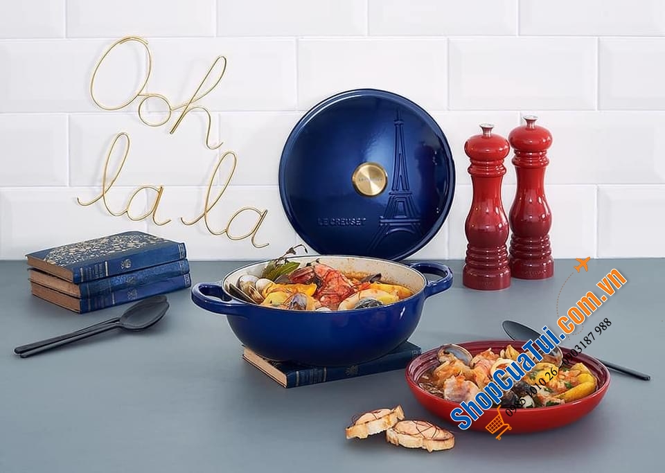 Nồi LE CREUSET tháp Eiffel màu xanh núm vàng.