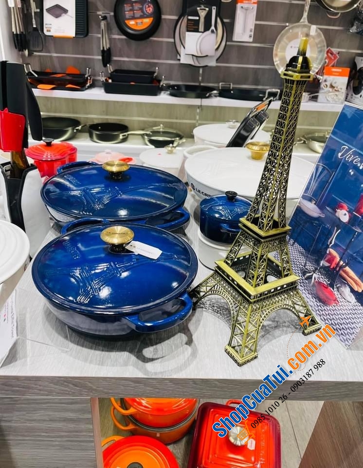 Nồi LE CREUSET tháp Eiffel màu xanh núm vàng.