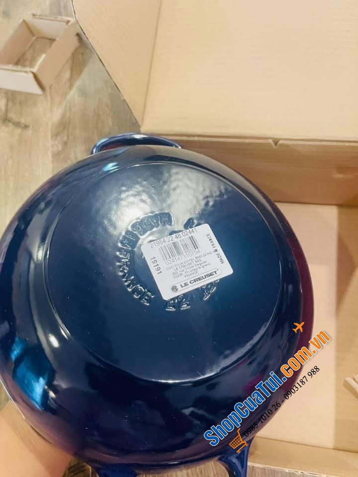 Nồi LE CREUSET tháp Eiffel màu xanh núm vàng.