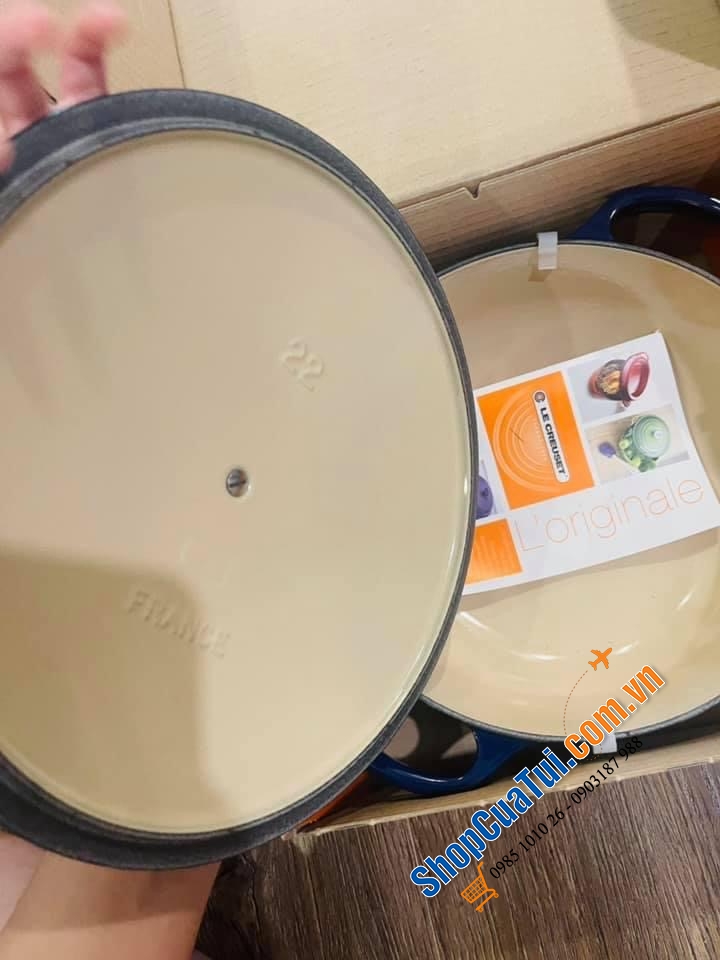 Nồi LE CREUSET tháp Eiffel màu xanh núm vàng.