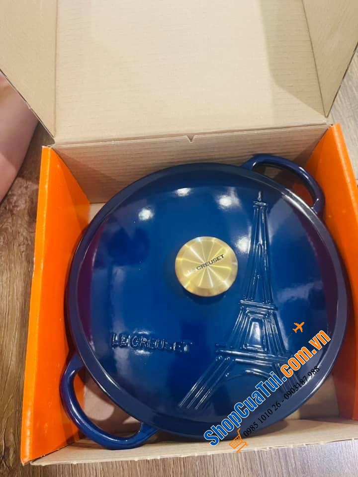 Nồi LE CREUSET tháp Eiffel màu xanh núm vàng.