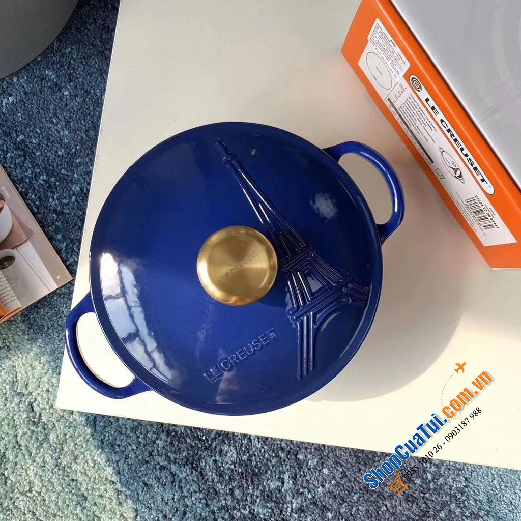 Nồi LE CREUSET tháp Eiffel màu xanh núm vàng.