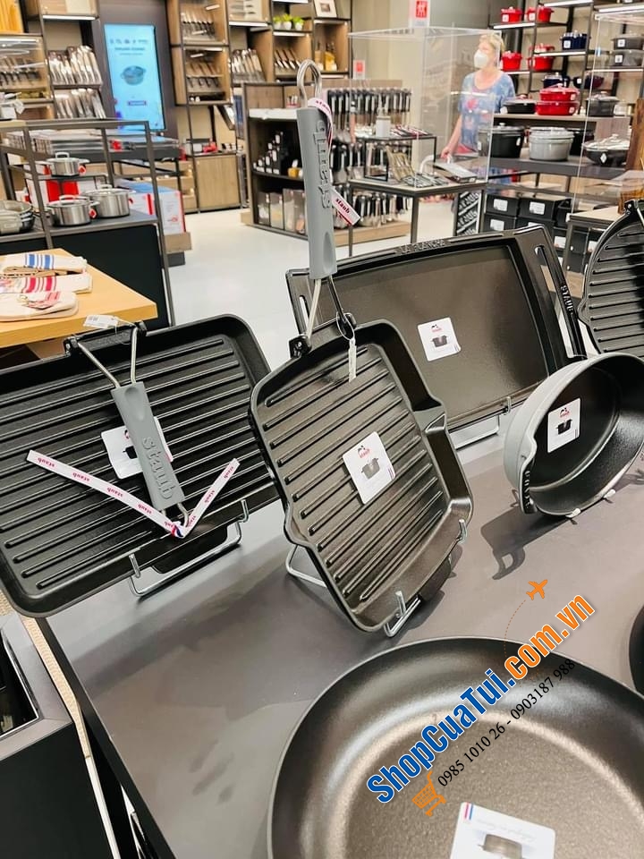 CHẢO NƯỚNG STAUB QUAI SILICON GẬP 24 CM.