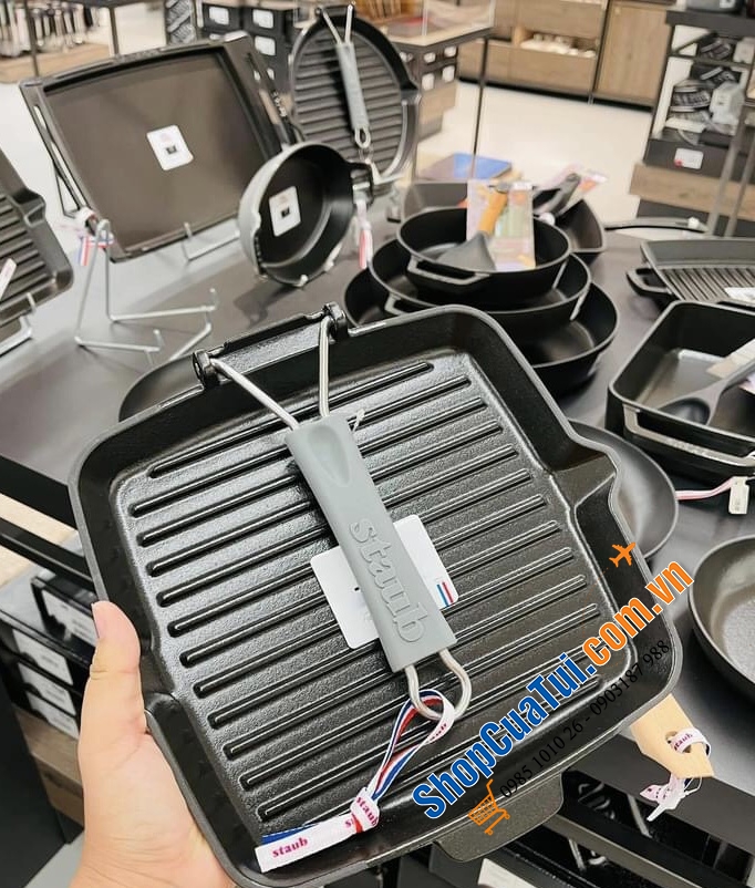 CHẢO NƯỚNG STAUB QUAI SILICON GẬP 24 CM.