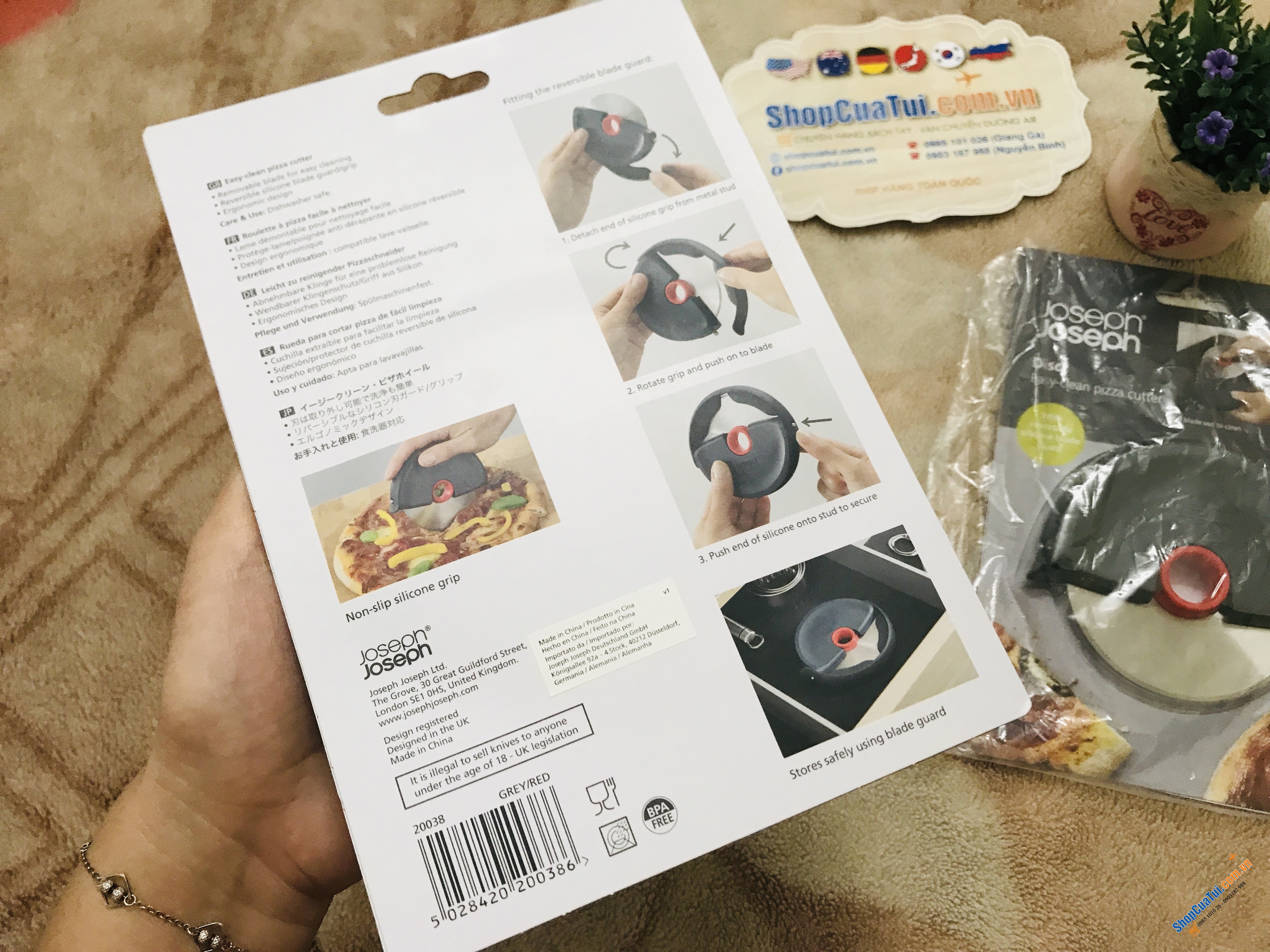 DAO CẮT PIZZA JOSEPH JOSEPH.