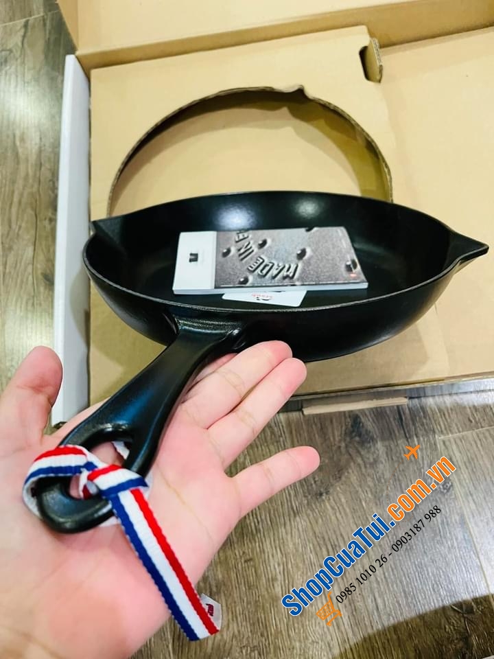 CHẢO STAUB 26 CM MÀU ĐEN có tay cầm cách nhiệt, dễ cầm nắm và dễ dàng chùi rửa. Miệng rót 2 bên vừa tiện vừa yêu