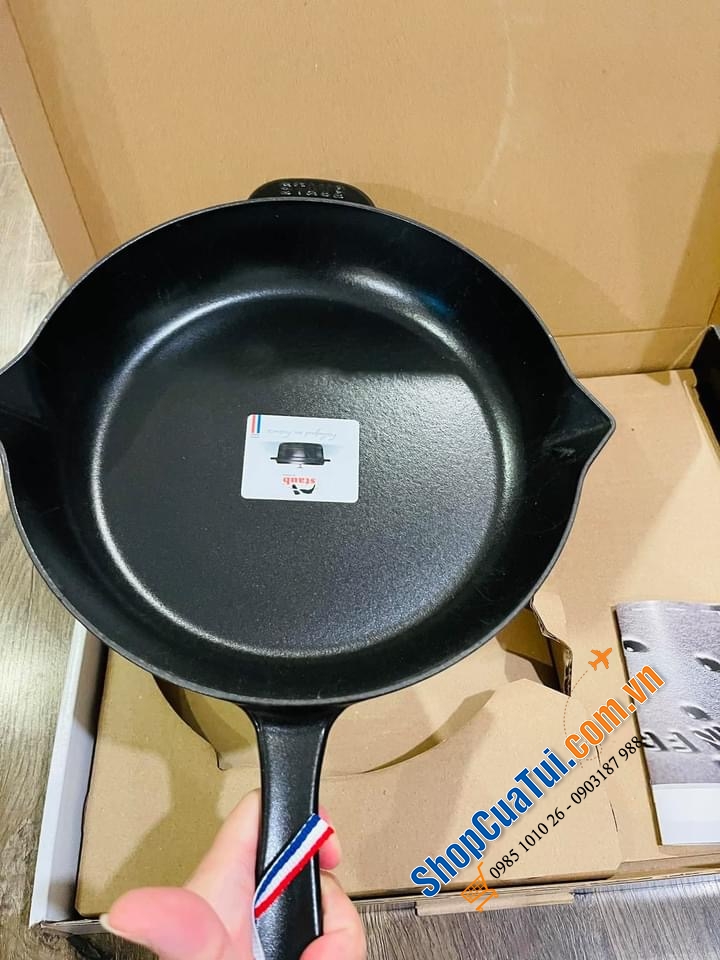 CHẢO STAUB 26 CM MÀU ĐEN có tay cầm cách nhiệt, dễ cầm nắm và dễ dàng chùi rửa. Miệng rót 2 bên vừa tiện vừa yêu