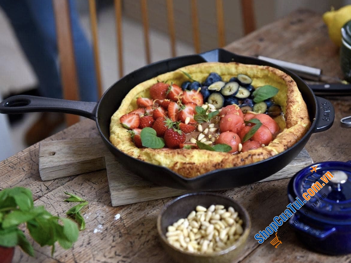 CHẢO STAUB 26 CM MÀU ĐEN có tay cầm cách nhiệt, dễ cầm nắm và dễ dàng chùi rửa. Miệng rót 2 bên vừa tiện vừa yêu