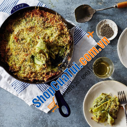 CHẢO STAUB 26 CM MÀU ĐEN có tay cầm cách nhiệt, dễ cầm nắm và dễ dàng chùi rửa. Miệng rót 2 bên vừa tiện vừa yêu