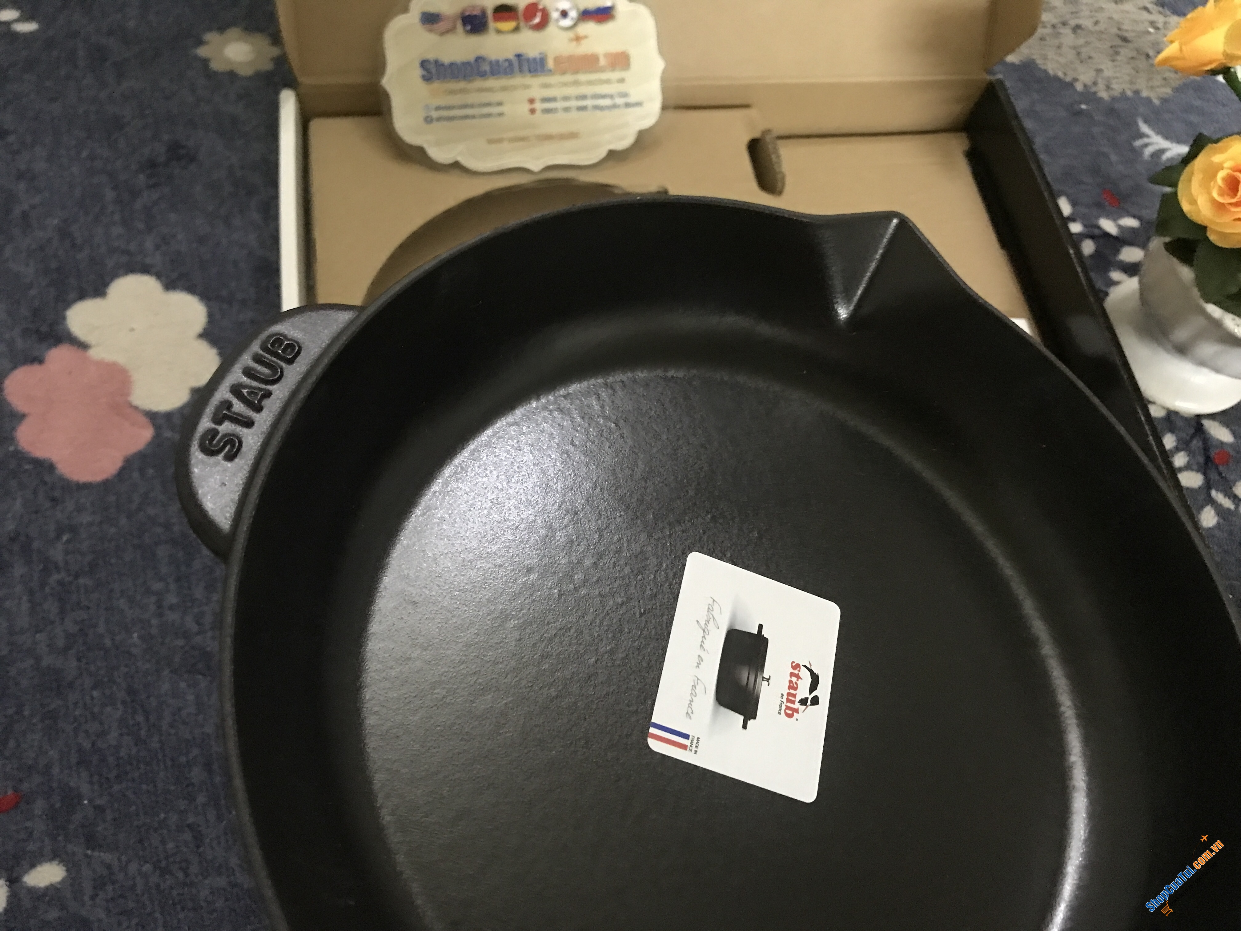 CHẢO STAUB 26 CM MÀU ĐEN có tay cầm cách nhiệt, dễ cầm nắm và dễ dàng chùi rửa. Miệng rót 2 bên vừa tiện vừa yêu