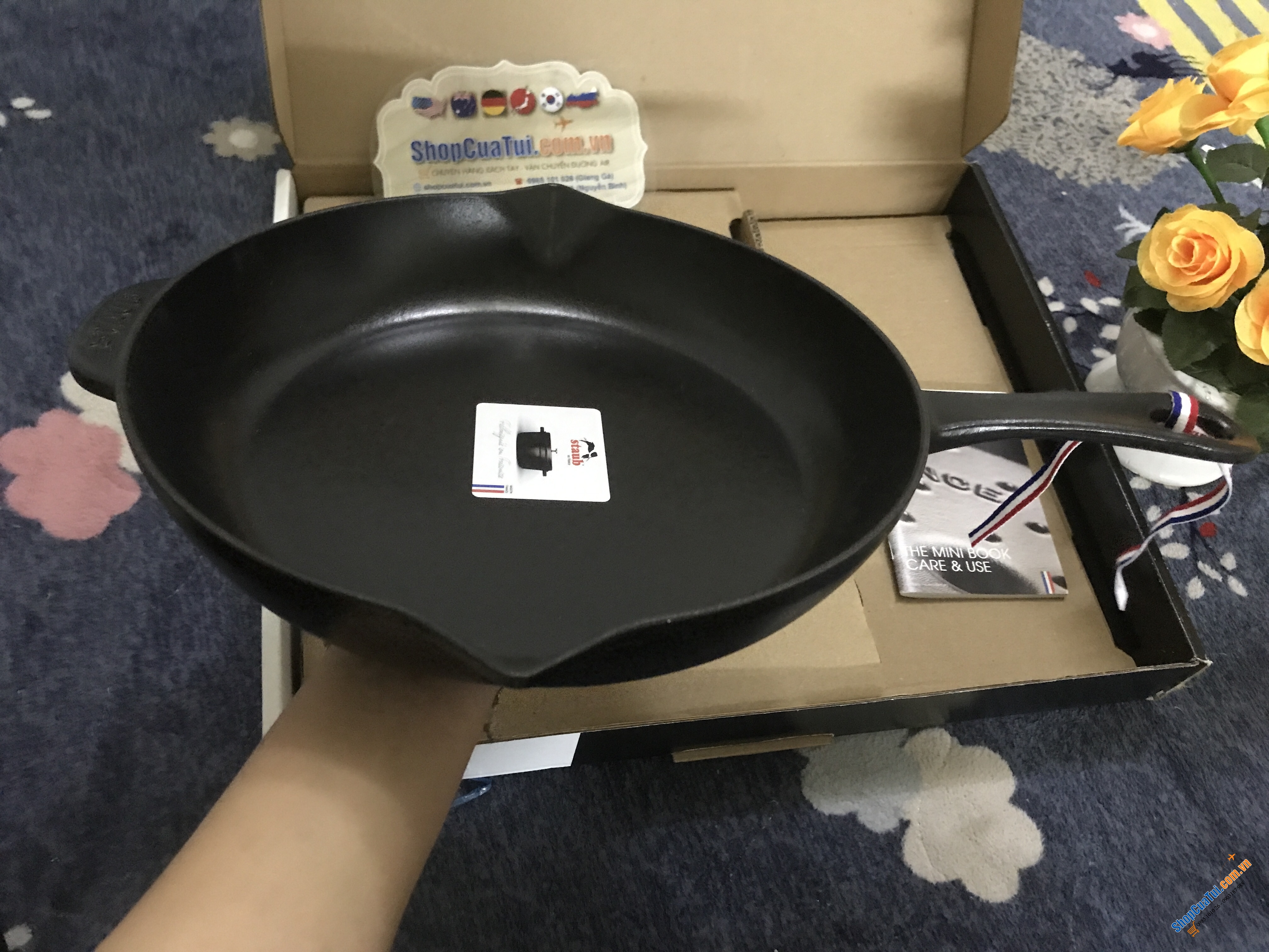 CHẢO STAUB 26 CM MÀU ĐEN có tay cầm cách nhiệt, dễ cầm nắm và dễ dàng chùi rửa. Miệng rót 2 bên vừa tiện vừa yêu