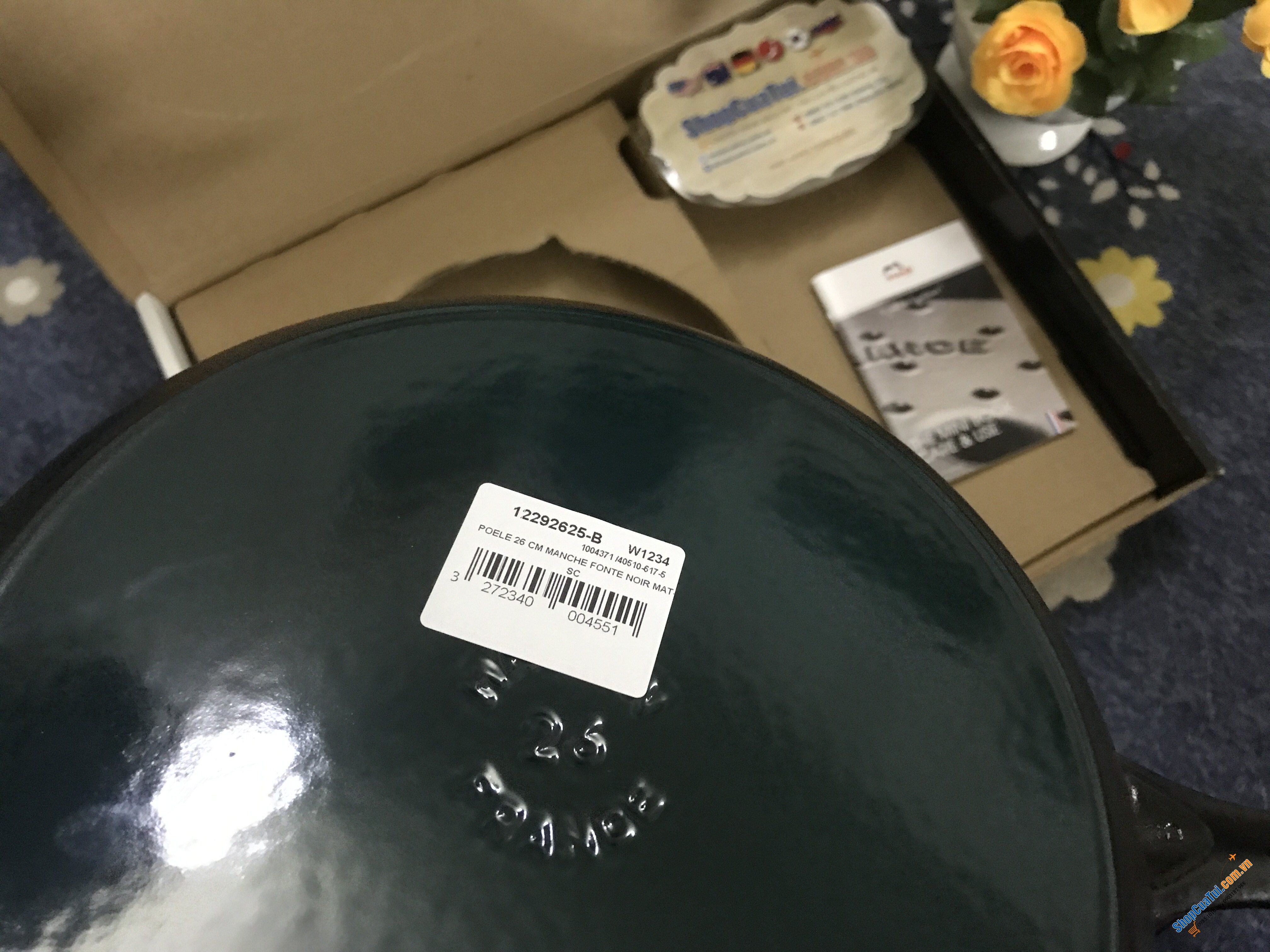 CHẢO STAUB 26 CM MÀU ĐEN có tay cầm cách nhiệt, dễ cầm nắm và dễ dàng chùi rửa. Miệng rót 2 bên vừa tiện vừa yêu