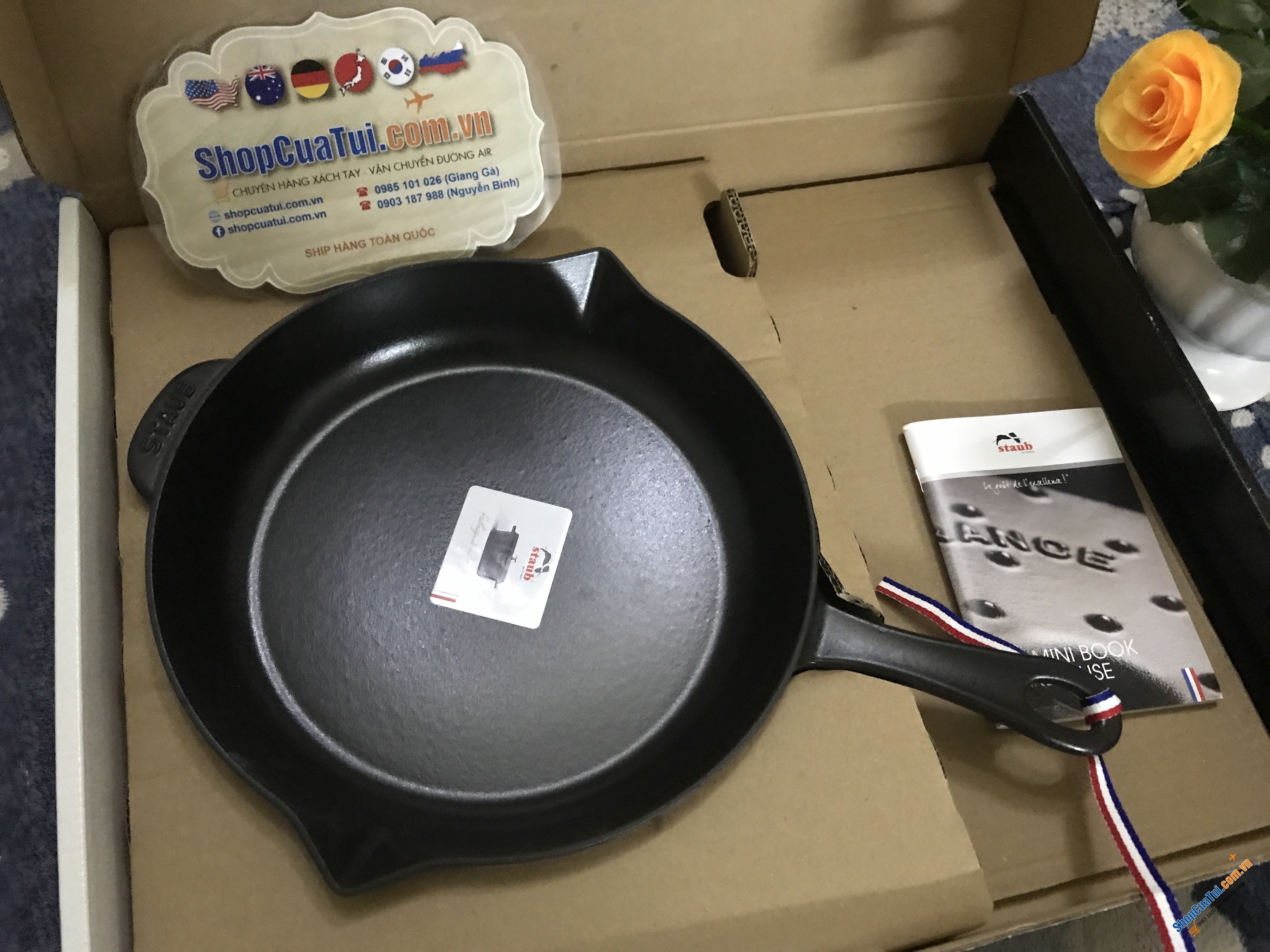 CHẢO STAUB 26 CM MÀU ĐEN có tay cầm cách nhiệt, dễ cầm nắm và dễ dàng chùi rửa. Miệng rót 2 bên vừa tiện vừa yêu