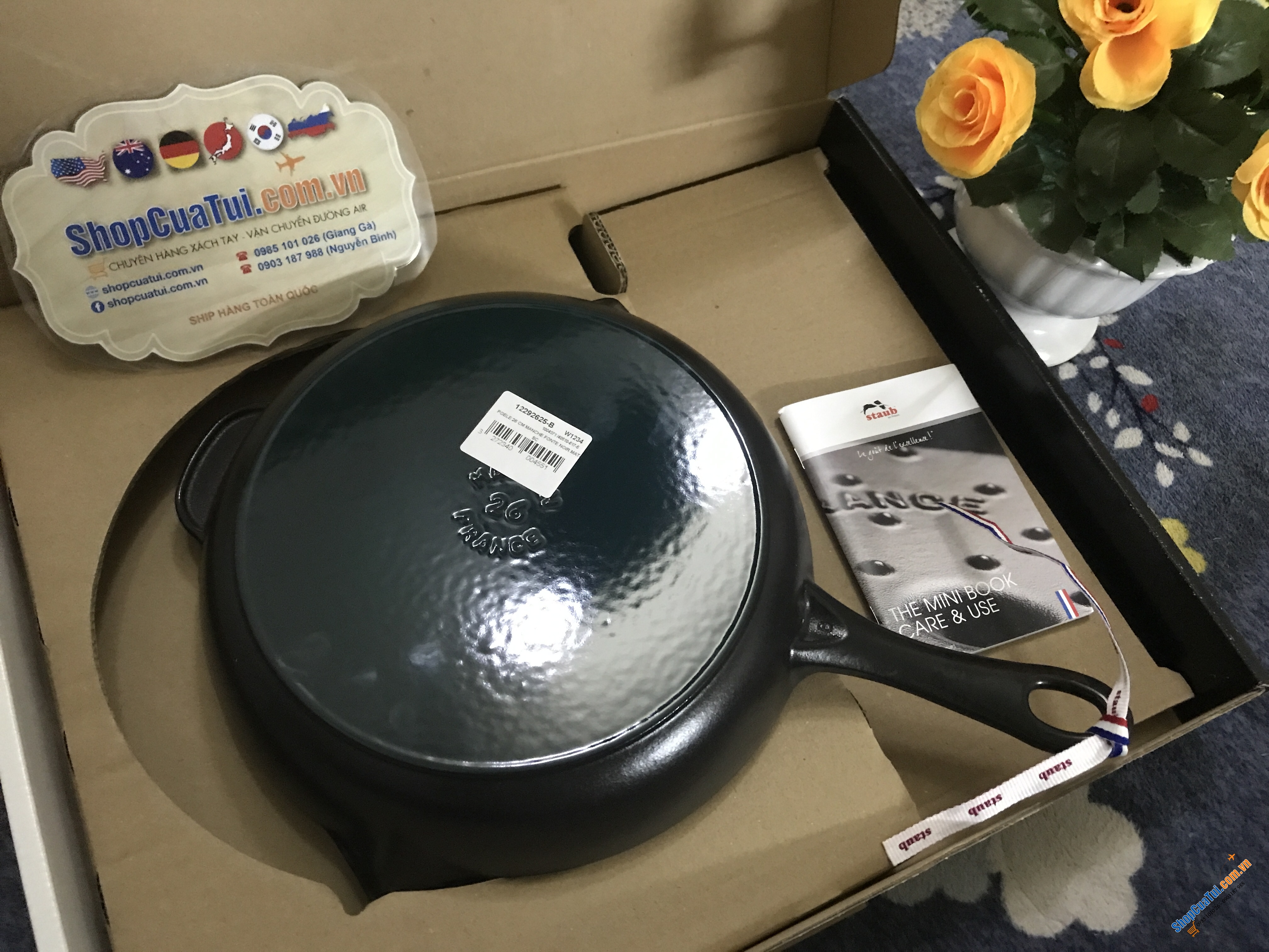 CHẢO STAUB 26 CM MÀU ĐEN có tay cầm cách nhiệt, dễ cầm nắm và dễ dàng chùi rửa. Miệng rót 2 bên vừa tiện vừa yêu