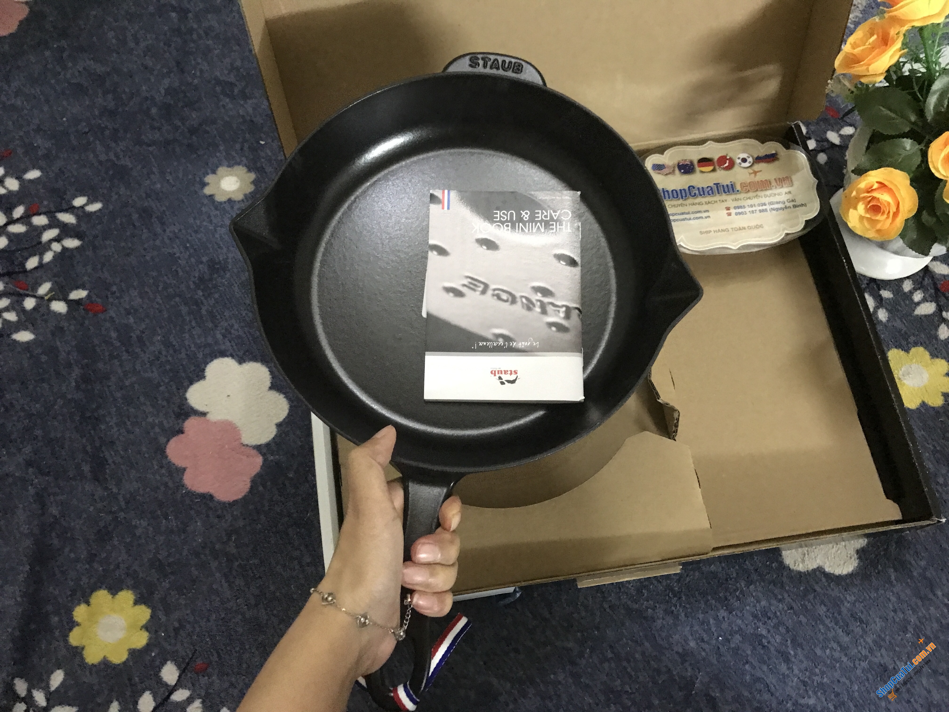 CHẢO STAUB 26 CM MÀU ĐEN có tay cầm cách nhiệt, dễ cầm nắm và dễ dàng chùi rửa. Miệng rót 2 bên vừa tiện vừa yêu