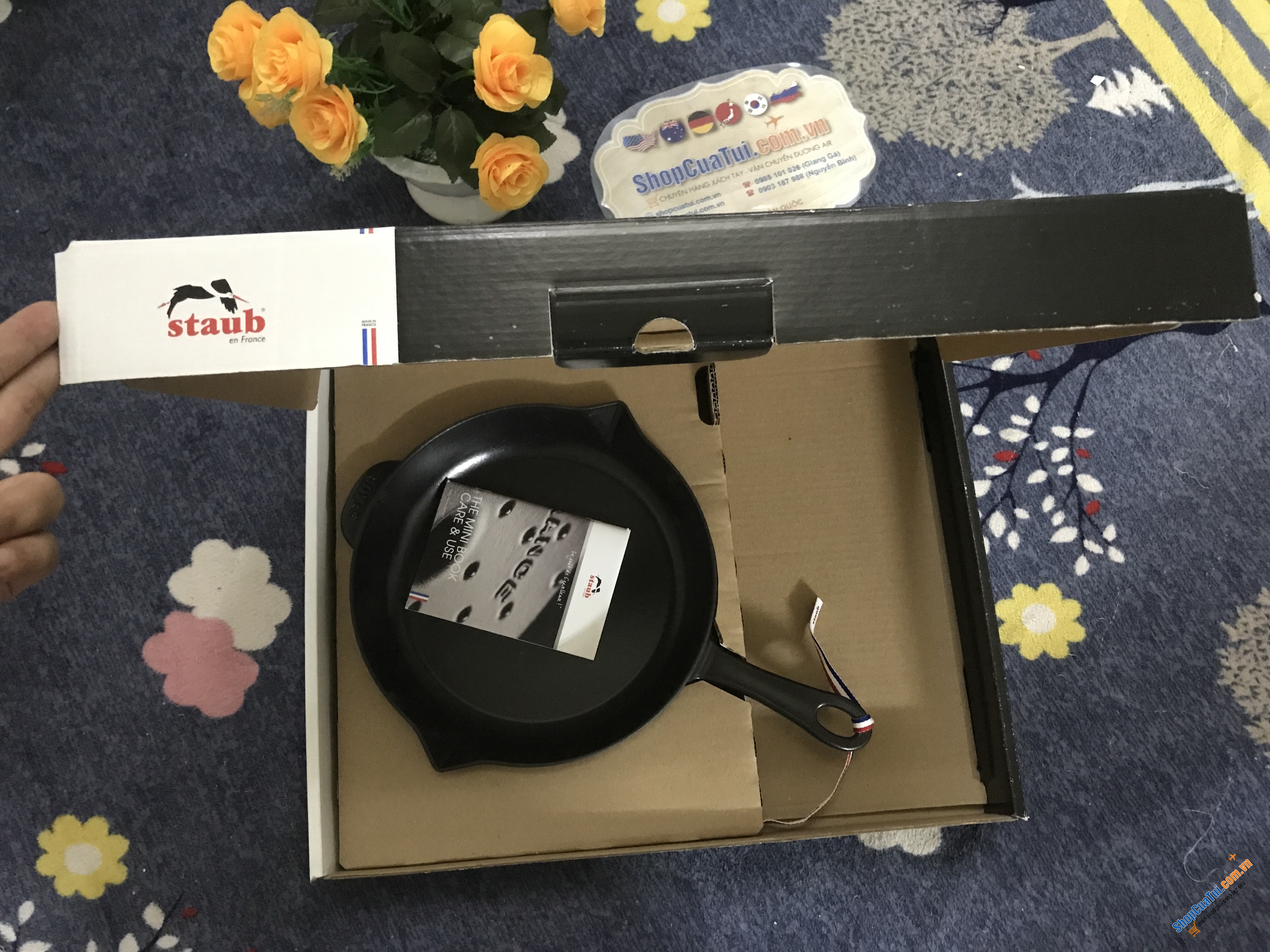 CHẢO STAUB 26 CM MÀU ĐEN có tay cầm cách nhiệt, dễ cầm nắm và dễ dàng chùi rửa. Miệng rót 2 bên vừa tiện vừa yêu