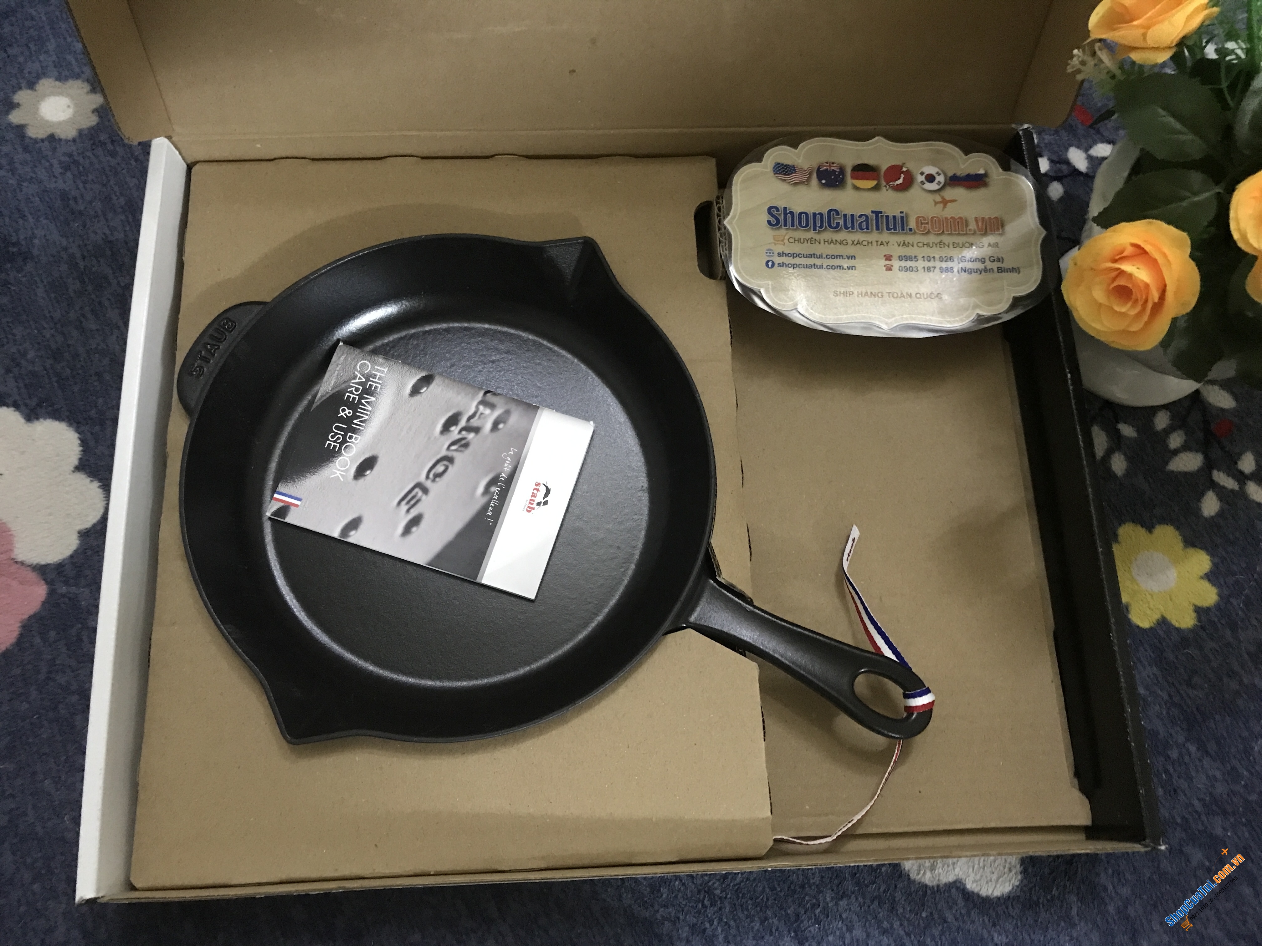 CHẢO STAUB 26 CM MÀU ĐEN có tay cầm cách nhiệt, dễ cầm nắm và dễ dàng chùi rửa. Miệng rót 2 bên vừa tiện vừa yêu