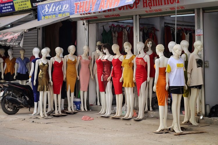 ‘Phố chân dài’ đ.ộ.c nhất vô nhị ở Hà Nội, bán hàng theo cách ‘không giống ai’