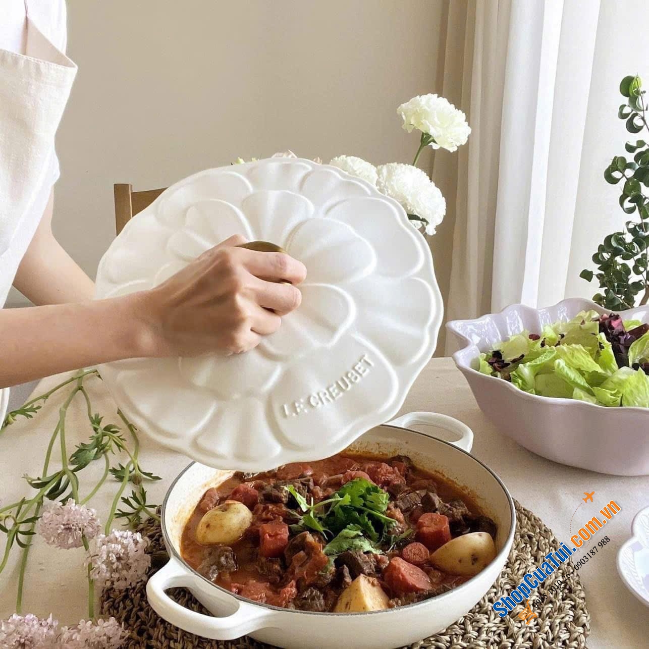 NỒI CHẢO TRÁNG MEN LE CREUSET HOA HẢI QUỲ (cúc la mã) 26cm -  màu trắng