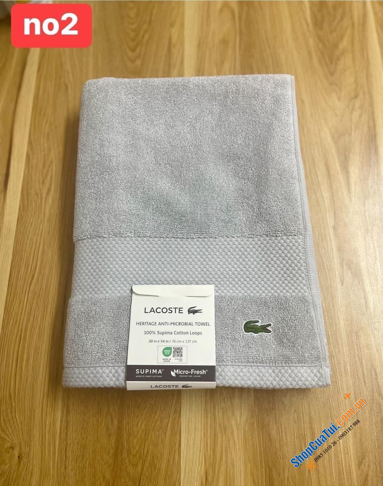 Khăn tắm Lacoste.