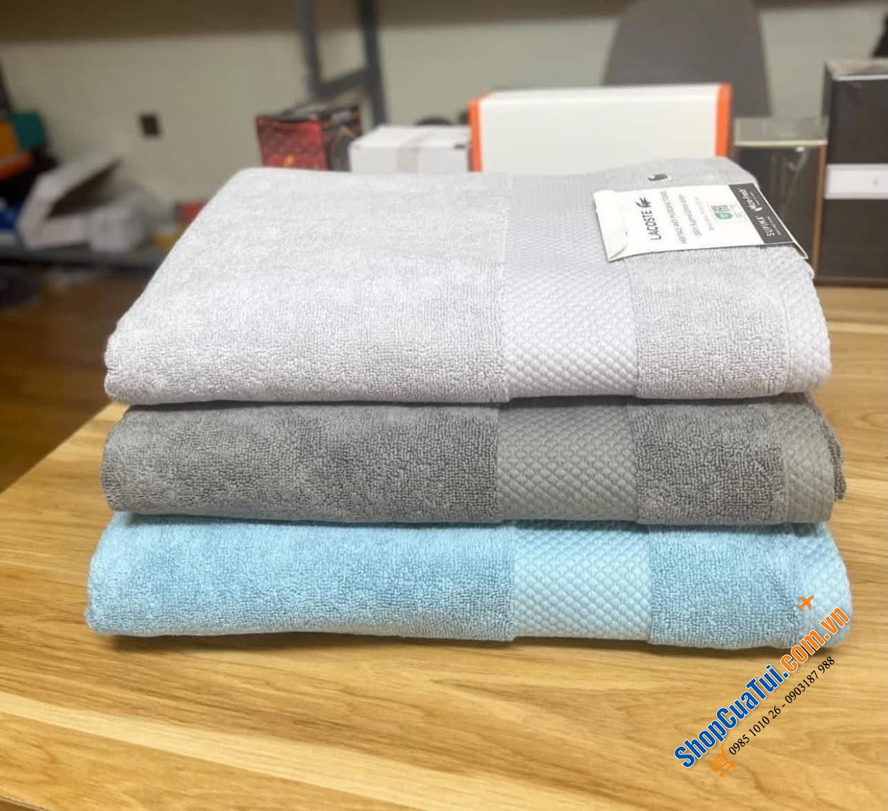 Khăn tắm Lacoste.