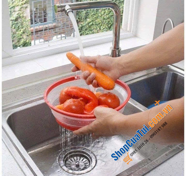 Nắp đậy thực phẩm bằng lò vi sóng TOVOLO có thể gấp gọn lại được.