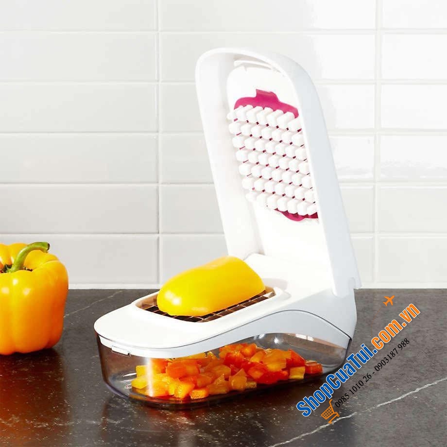 Dụng cụ thái rau củ có ngăn chứa bên dưới Oxo.
