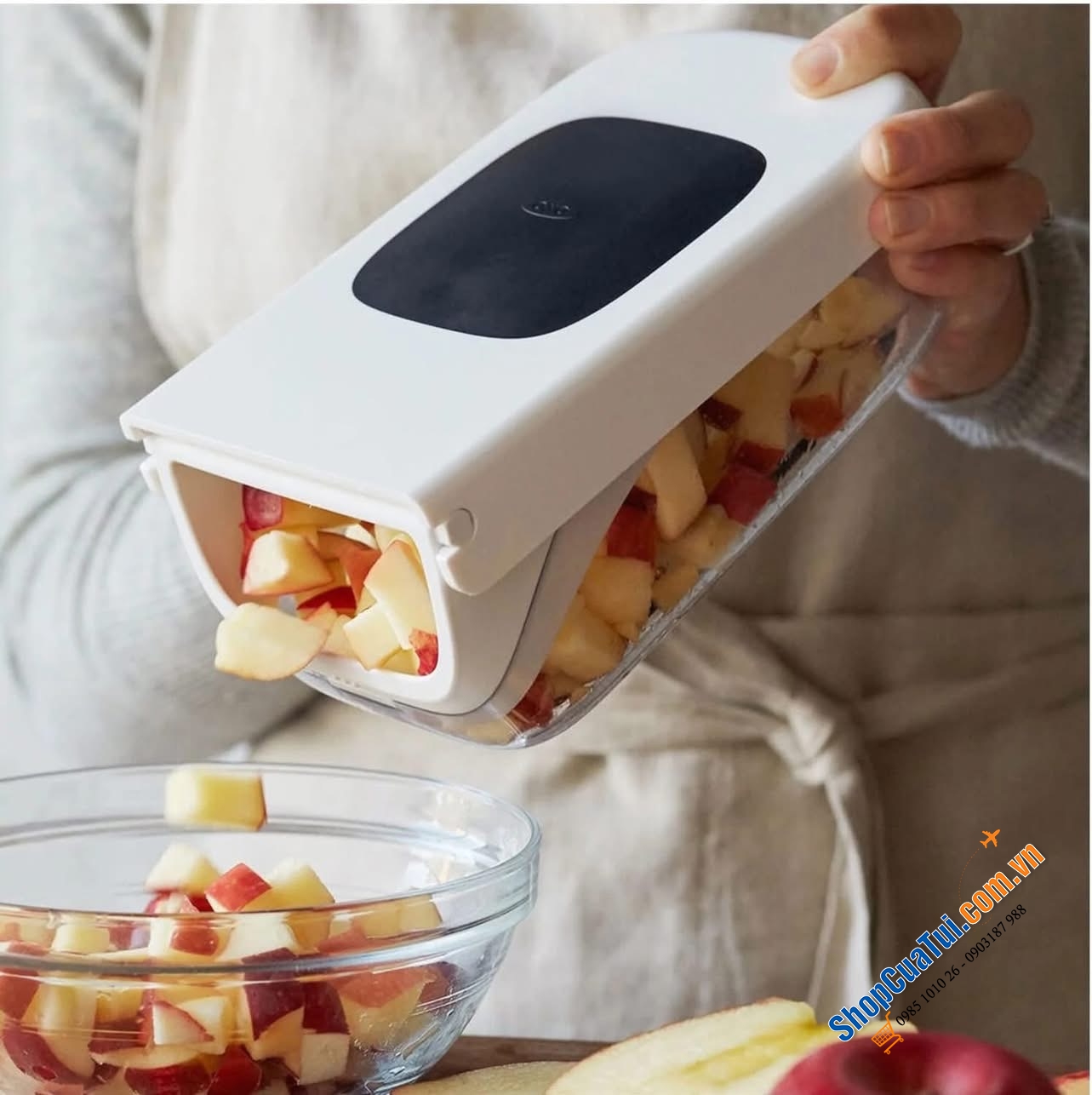 Dụng cụ thái rau củ có ngăn chứa bên dưới Oxo.