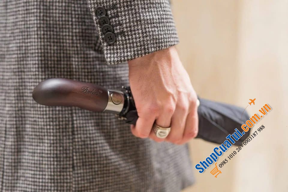 Ô đóng mở tự động Balios tay cầm bằng gỗ tự nhiên.