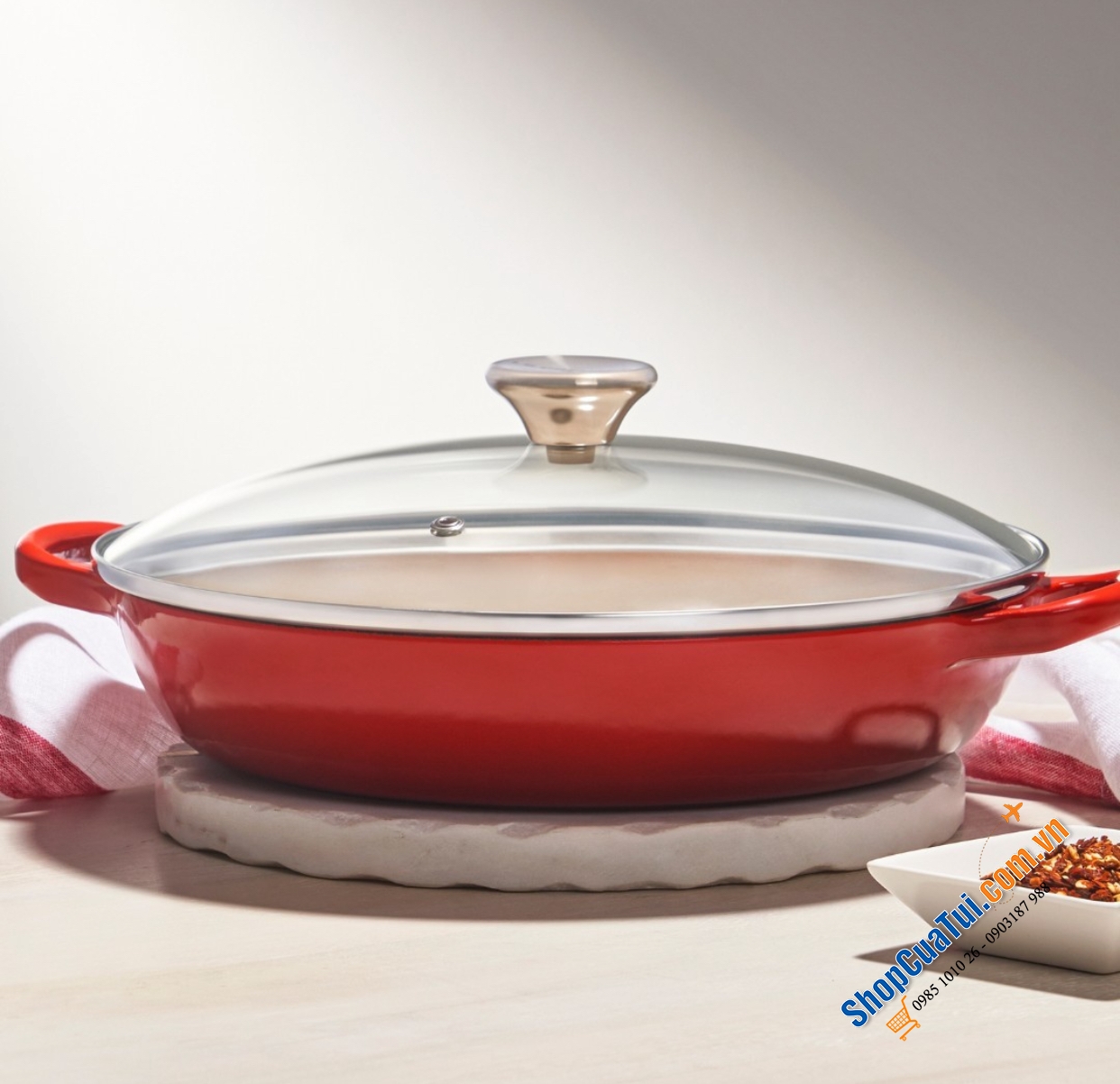 Chảo gang 2 quai kèm vung kính Le Creuset mầu đỏ 26,5cm.
