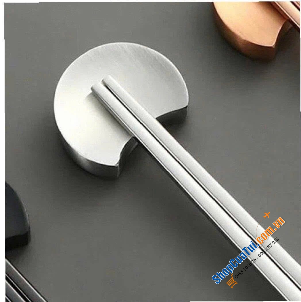 Set 6 đôi đũa kèm gác đũa inox hình vầng trăng (2 màu vàng, bạc) đặt trong chiếc hộp đen sang trọng nhà Keller@Germany.