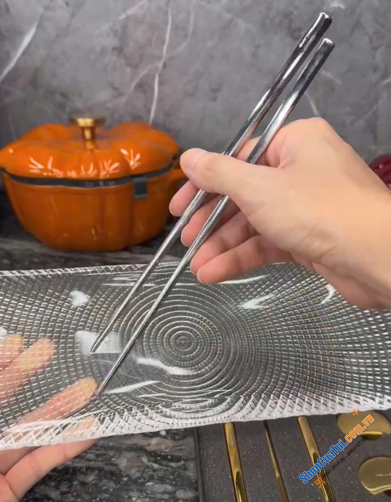 Set 6 đôi đũa kèm gác đũa inox hình vầng trăng (2 màu vàng, bạc) đặt trong chiếc hộp đen sang trọng nhà Keller@Germany.