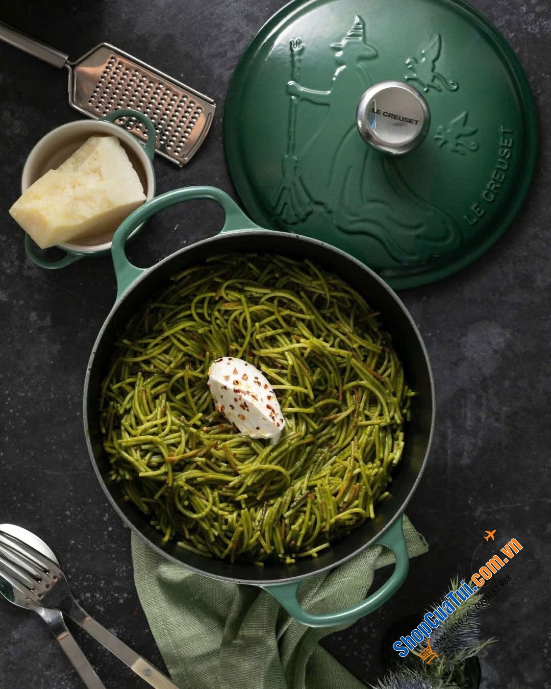 Nồi Le Creuset Wicked Màu xanh artichaut - bản collab giới hạn.