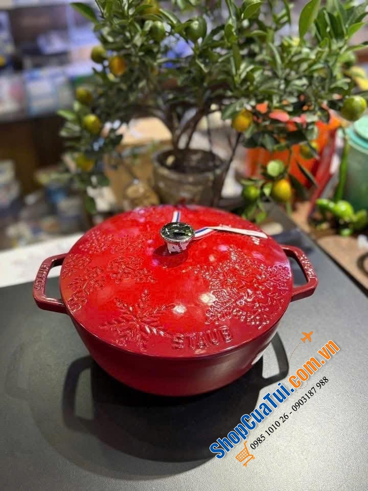 Nồi Staub bông tuyết đỏ 24cm.