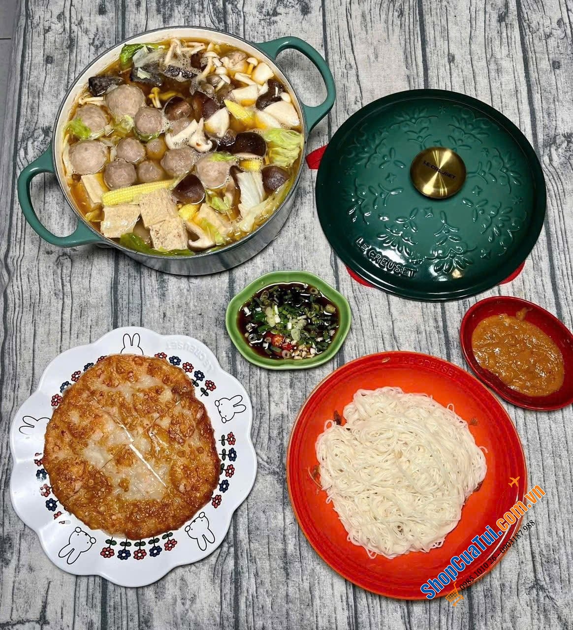 Nồi Le Creuset Noel màu artichaut núm vàng 24cm.