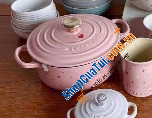 Nồi gang Le Creuset Valentine Heart 20cm – 2.4L (màu hồng) + Tặng kèm phới dẹt hoạ tiết trái tim.