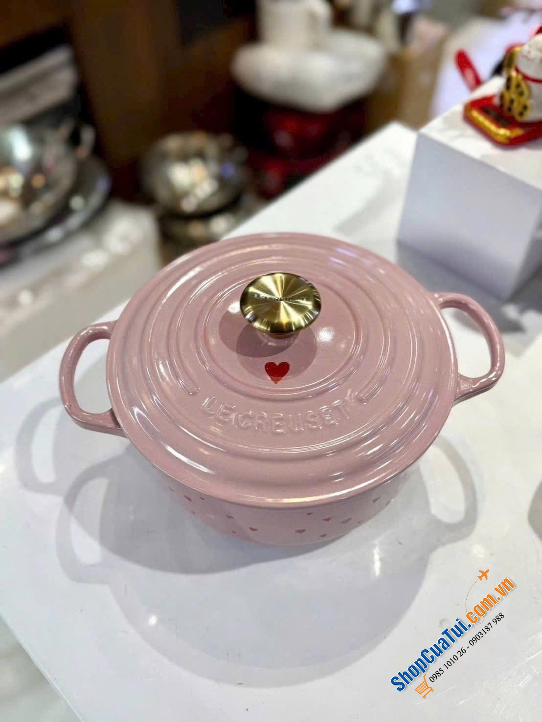 Nồi gang Le Creuset Valentine Heart 20cm – 2.4L (màu hồng) + Tặng kèm phới dẹt hoạ tiết trái tim.