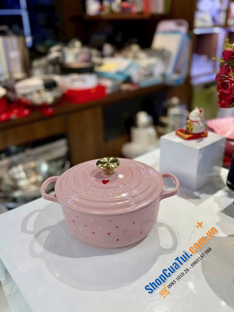 Nồi gang Le Creuset Valentine Heart 20cm – 2.4L (màu hồng) + Tặng kèm phới dẹt hoạ tiết trái tim.