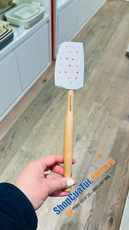 Nồi gang Le Creuset Valentine Heart 20cm – 2.4L (màu hồng) + Tặng kèm phới dẹt hoạ tiết trái tim.