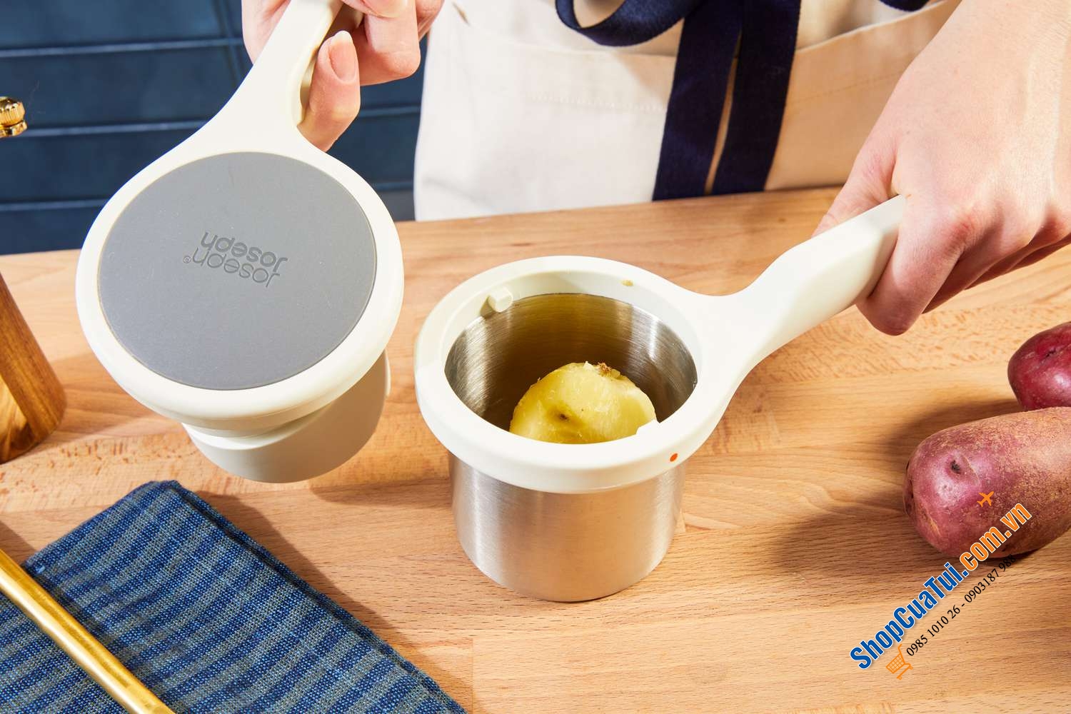 DỤNG CỤ NGHIỀN KHOAI TÂY JOSEPH JOSEPH HELIX 20100 – xoay nhẹ là mịn liền.