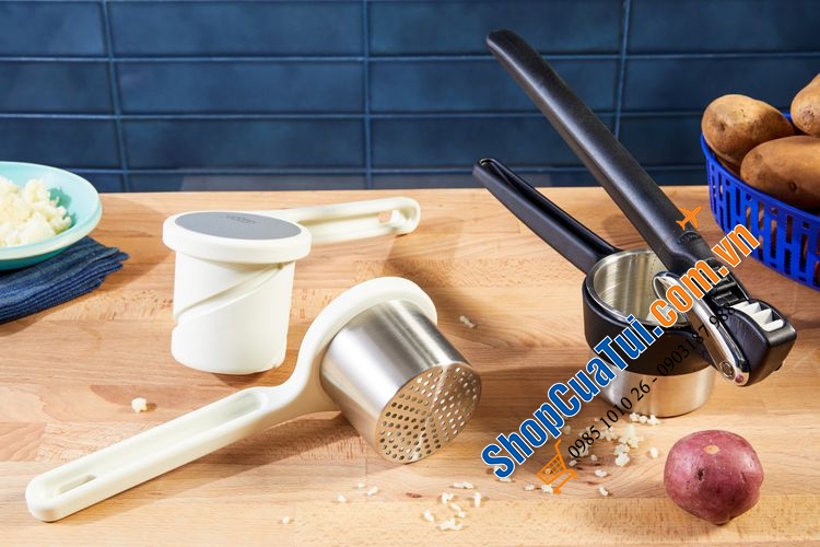 DỤNG CỤ NGHIỀN KHOAI TÂY JOSEPH JOSEPH HELIX 20100 – xoay nhẹ là mịn liền.