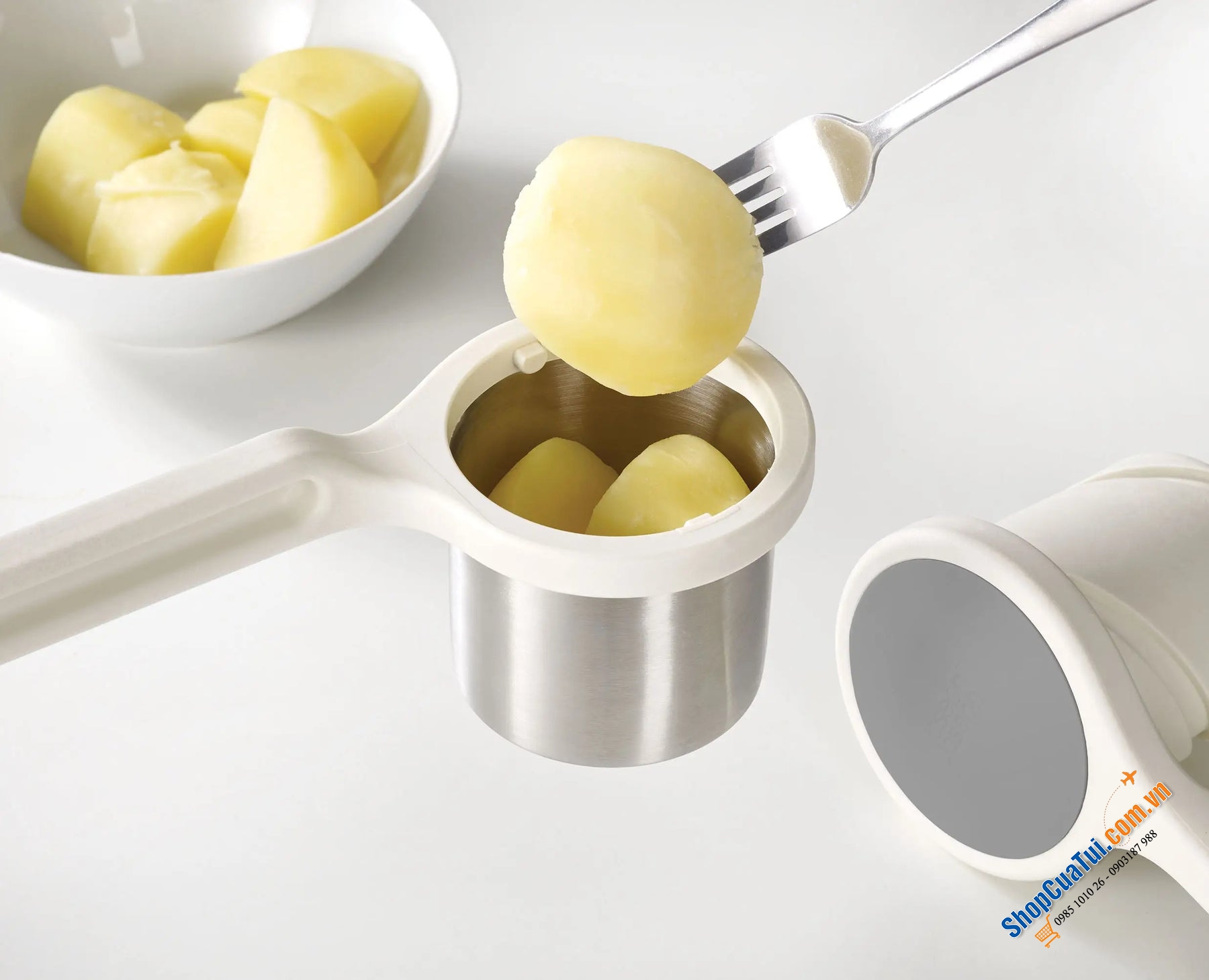 DỤNG CỤ NGHIỀN KHOAI TÂY JOSEPH JOSEPH HELIX 20100 – xoay nhẹ là mịn liền.