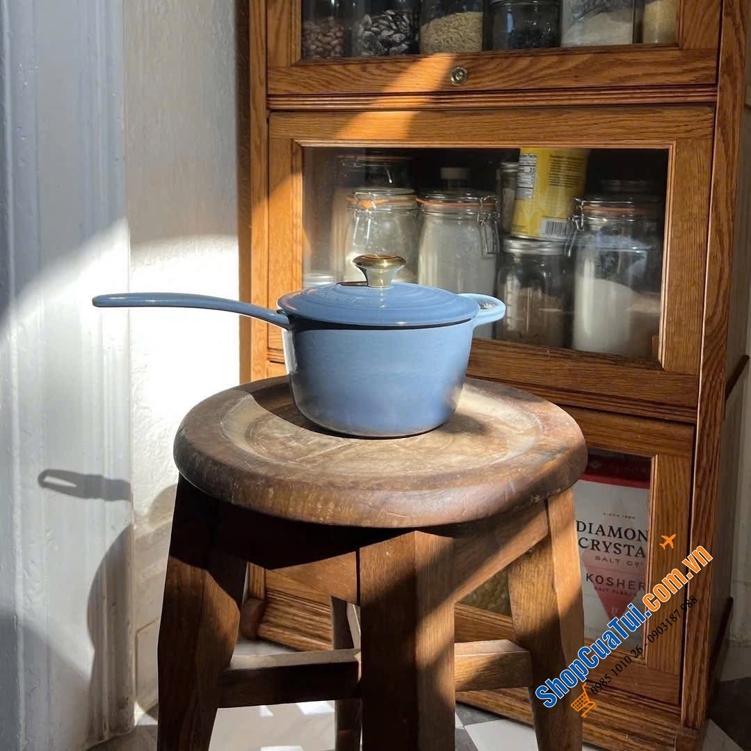 Quánh Le creuset Mini sauce pan 16cm màu chambray và agave xanh – nhỏ mà sang xuất sắc.