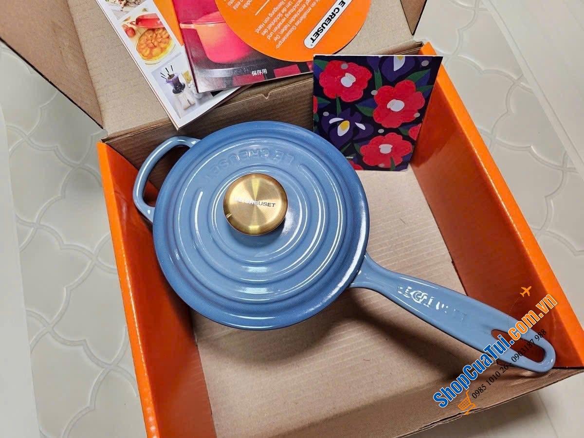 Quánh Le creuset Mini sauce pan 16cm màu chambray và agave xanh – nhỏ mà sang xuất sắc.