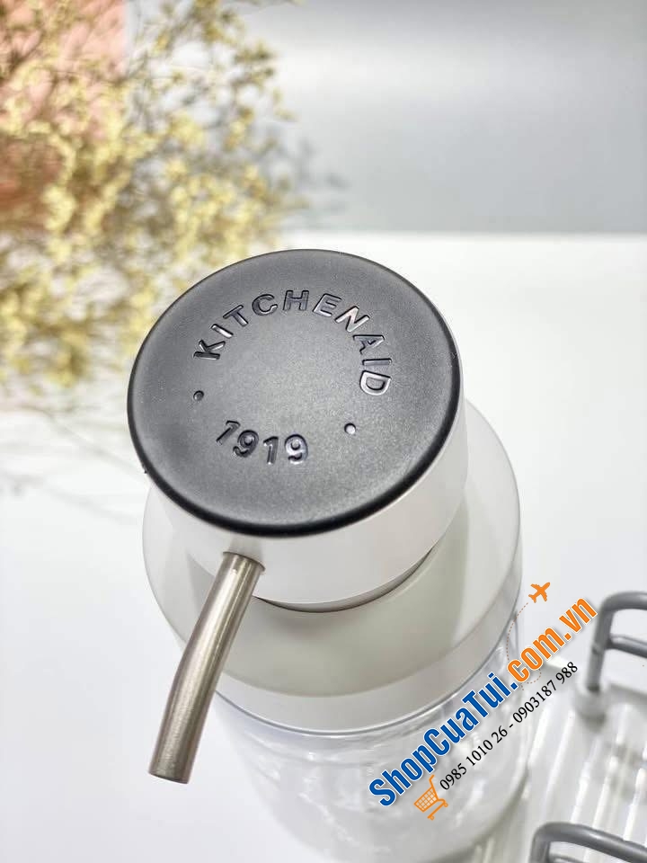 Bình xà phòng KitchenAid kèm khay đựng.