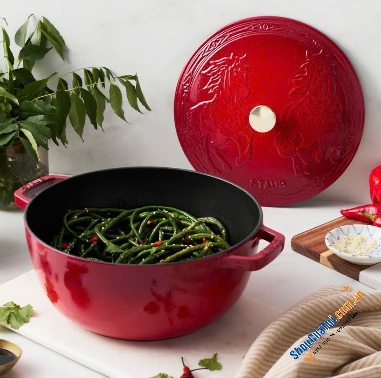 Nồi gang Staub song mã đỏ cherry và đen 26cm.